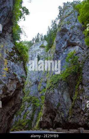 Gefährliche Straße durch die Bicaz-Schlucht in Rumänien Stockfoto