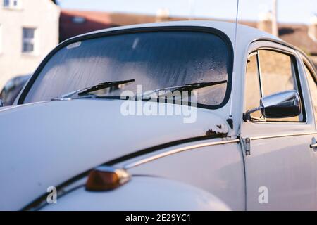 London, West - 2021.01.09: Anfang 60er Jahre VW Käfer, oder informell der VW Bug, auf der Seite geparkt an sonnigen Tag Stockfoto