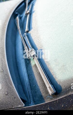 Ein Auto frostigen Windschutzscheibe an einem kalten Wintermorgen. Stockfoto