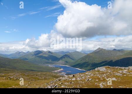 Der Blick vom Corbett Beinn Loinne auf die Berge Kintail und Loch Cluanie. Stockfoto