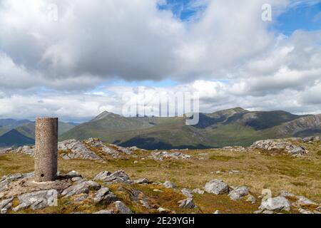 Der Blick vom Corbett Beinn Loinne auf die Berge von Kintail. Stockfoto