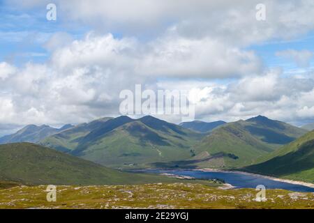 Der Blick vom Corbett Beinn Loinne auf die Berge Kintail und Loch Cluanie. Stockfoto