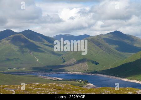 Der Blick vom Corbett Beinn Loinne auf die Berge Kintail und Loch Cluanie. Stockfoto