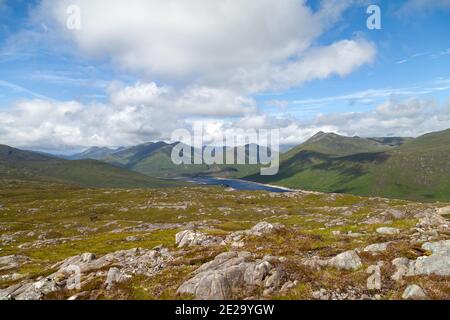 Der Blick vom Corbett Beinn Loinne auf die Berge Kintail und Loch Cluanie. Stockfoto