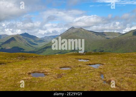 Der Blick vom Corbett Beinn Loinne auf die Berge von Kintail. Stockfoto