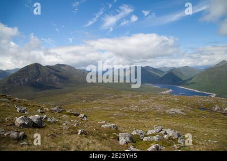 Der Blick vom Corbett Beinn Loinne auf die Berge Kintail und Loch Cluanie. Stockfoto