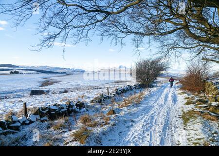 Eine verschneite Strecke auf dem östlichen Lomond Hügel mit Blick auf West Lomond Hill, Fife, Schottland. Stockfoto