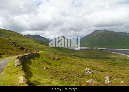 Der alte Weg führt zum Corbett Beinn Loinne, in der Ferne die Berge Kintail und Loch Cluanie. Stockfoto