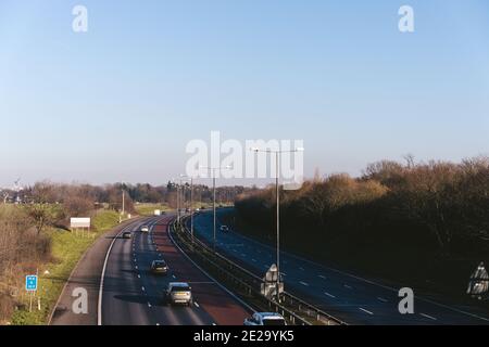 London, West - 2021.01.09: Die M4, ursprünglich die London-South Wales Autobahn, die an sonnigen Tagen während der Sperre stark frequentierten Stockfoto