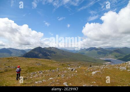 Der Blick vom Corbett Beinn Loinne auf die Berge Kintail und Loch Cluanie. Stockfoto