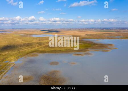 Luftaufnahme von schönen Sodenseen im Kiskunság Nationalpark, Füllöpszállás Ungarn. Der ungarische Name ist Kelemen-szék. Stockfoto