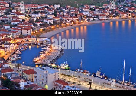 Myrina Stadt, die Hauptstadt der Insel Lemnos, wie während der blauen Stunde von der Burg der Stadt gesehen, in Lemnos, Griechenland, Europa Stockfoto