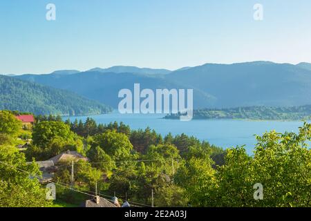 Landschaft des Bicaz-Sees umgeben von Bergen in Rumänien Stockfoto