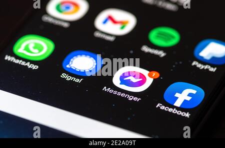 Messenger App mit Signal, WhatsApp und Facebook App auf dem Smartphone angezeigt Stockfoto