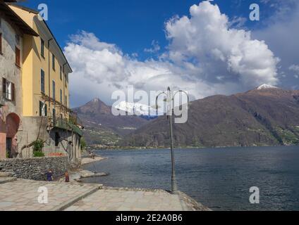 Winter Blick auf den Comer See und schneebedeckten Bergen von malerischen Fischerdorf.Rezzonico, Comer See, Lombardei, italienische Seen, Italien. Stockfoto