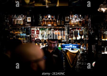 Dublin, Irland. Mai 2019. Hinter der Theke in Dublins Temple Bar Reihen sich Flaschen Gin und Whisky an. Quelle: Alexander Prautzsch/dpa-Zentralbild/ZB/dpa/Alamy Live News Stockfoto