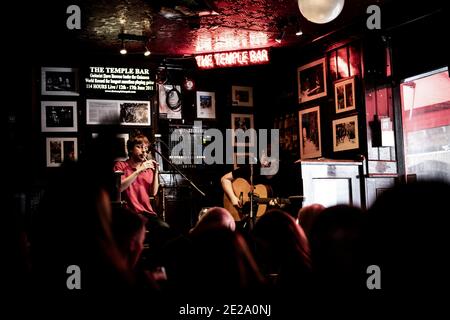 Dublin, Irland. Mai 2019. Musiker spielen in der Temple Bar in Dublin. Diese Bar ist vor allem für seinen "Temple Bar Whisky bekannt. Quelle: Alexander Prautzsch/dpa-Zentralbild/ZB/dpa/Alamy Live News Stockfoto