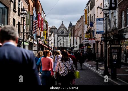 Dublin, Irland. Mai 2019. Touristen gehen durch die Anne Street South in Dublin in Richtung St. Anne's Church of Ireland. Viele kleine Bars und Geschäfte schmücken das Straßenbild. Quelle: Alexander Prautzsch/dpa-Zentralbild/ZB/dpa/Alamy Live News Stockfoto