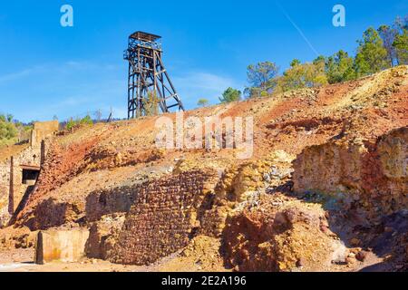 Blick auf die Ruinen der Mine Peña del Hierro in Riotinto, Andalusien, Spanien Stockfoto