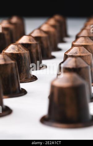 Schokolade Bonbons in Form einer Kaffeekapsel mit Kaffee und Irish Cream Liquor Füllung in einer Reihe. Stockfoto