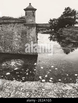 Saint-Vaast-La-Hougue, Normandie, Frankreich. Vauban Befestigungsanlagen. Fort von Graben umgeben. UNESCO-Weltkulturerbe. Sepia-Foto. Stockfoto