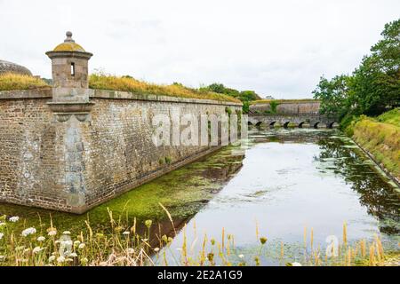 Saint-Vaast-La-Hougue, Normandie, Frankreich. Vauban Befestigungsanlagen. Fort von Graben umgeben. UNESCO-Weltkulturerbe. Stockfoto