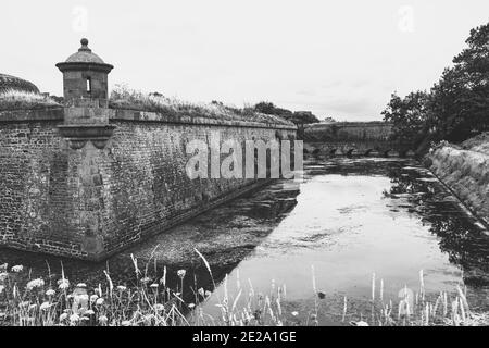 Saint-Vaast-La-Hougue, Normandie, Frankreich. Vauban Befestigungsanlagen. Fort von Graben umgeben. UNESCO-Weltkulturerbe. Schwarz weiß historisches Foto. Stockfoto