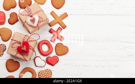 Valentinstagskonzept Grußkarte mit Lebkuchenkekse und Geschenkschachteln. Draufsicht flach liegend mit Kopierplatz Stockfoto