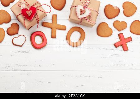 Valentinstagskonzept Grußkarte mit Lebkuchenkekse und Geschenkschachteln. Draufsicht flach liegend mit Kopierplatz Stockfoto