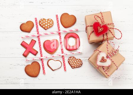 Valentinstagskonzept Grußkarte mit Lebkuchenkekse und Geschenkschachteln. Draufsicht flach liegend Stockfoto