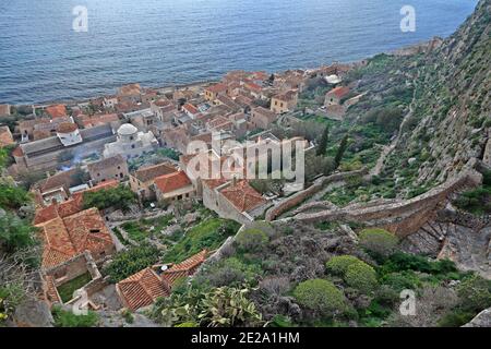 Monemvasia Stadt, Panoramablick von der Spitze des Felshügels, wo diese mittelalterliche Stadt gebaut wird, in Lakonien Region, Peloponnes, Griechenland, Europa. Stockfoto