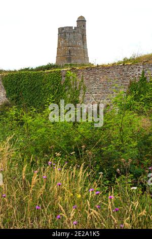 Zitadellenmauer und Turm von La Hougue (Tour de La Hougue. Vauban Befestigungsanlagen. UNESCO-Weltkulturerbe. Saint-Vaast-La-Hougue, Normandie, Frankreich. Stockfoto