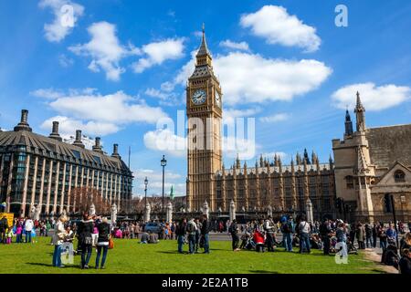 London, Großbritannien, 6. April 2012 : Parliament Square mit Touristen, die Big Ben of the Houses of Parliament und Portcullis House zeigen, das ein beliebter Touris ist Stockfoto