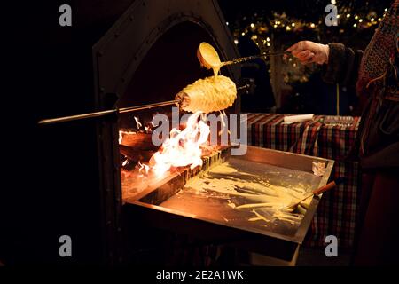 Moskau, Russland, Chakotis ist ein traditioneller litauischer, polnischer und weißrussischer Kuchen in ungewöhnlicher Form aus Eierteig, der auf offenem Feuer gebacken wird. Stockfoto