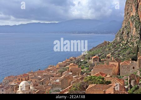 Monemvasia Stadt, Panoramablick von der Spitze des Felshügels, wo diese mittelalterliche Stadt gebaut wird, in Lakonien Region, Peloponnes, Griechenland, Europa. Stockfoto