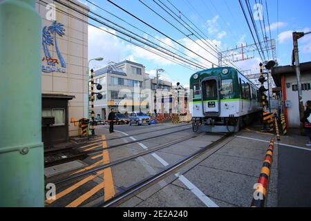 Keihan Nakanoshima Linie durch den Bahnhof in kyoto Stockfoto