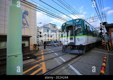 Keihan Nakanoshima Linie durch den Bahnhof in kyoto Stockfoto