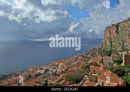 Monemvasia Stadt, Panoramablick von der Spitze des Felshügels, wo diese mittelalterliche Stadt gebaut wird, in Lakonien Region, Peloponnes, Griechenland, Europa. Stockfoto