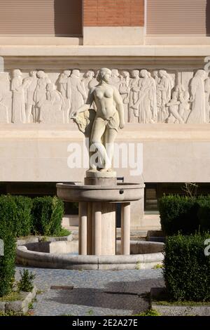 Art déco-Brunnen und Bas-Relief-Skulpturen vor dem Art-Deco-Gebäude der Bibliothek der 1930er Jahre (1932-1935), von Architekt Jean Montariol Toulouse France Stockfoto