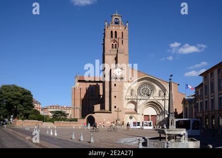 Romanische und gotische Kathedrale von Toulouse, Stephansdom oder Cathédrale Saint-Etienne & Place Saint-Etienne Toulouse Frankreich Stockfoto