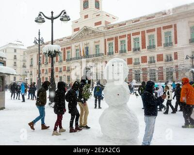 Madrid, Spanien, 01.09.2021, EIN Schneemann auf einem Platz Sol im Zentrum von Madrid, es schneit, der Sturm Filomena. Stockfoto