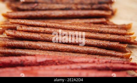 Süße püriertes Obst pastille. Frucht Roll-ups hausgemacht. Natürliche Süßigkeiten aus getrockneten Beeren und Früchten. Mischung aus Himbeeren, Johannisbeeren, Äpfel, Bananen, Str Stockfoto