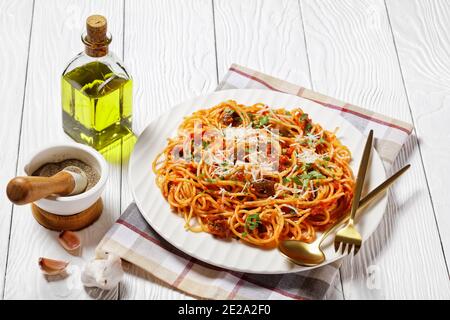 Traditionelle sizilianische Pasta Gericht aus sautierten Auberginen mit Tomatensauce geworfen und gekrönt mit zerfetzten Parmesan serviert auf einem weißen Teller, italienische Küche Stockfoto