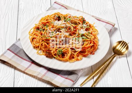 Traditionelle sizilianische Pasta Gericht von sautierten Auberginen mit Tomatensauce geworfen und gekrönt mit zerfetzten Parmesan, italienische Küche, horizontale Ansicht aus Stockfoto