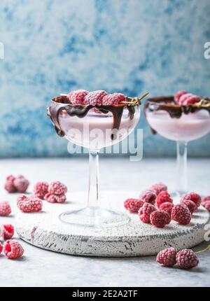 Red Valentine's Day Cocktail in einem Glas. Getränk mit Himbeere Stockfoto