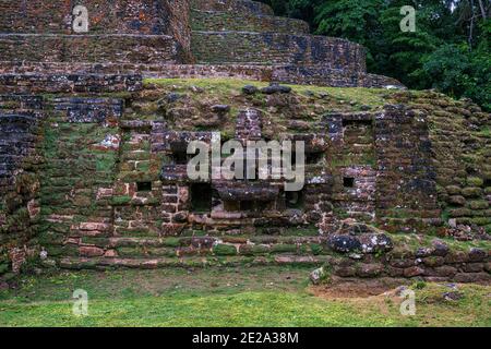 Die Maya-Ruinen von Lamanai in Belize. Stockfoto