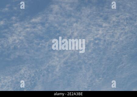 Hohe Altide Cirrocumulus Wolken. Dünne, gefiederte, weiße Wolken in einem blauen Himmel. Stockfoto