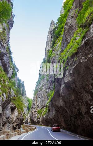 Gefährliche Straße durch die Bicaz-Schlucht in Rumänien Stockfoto