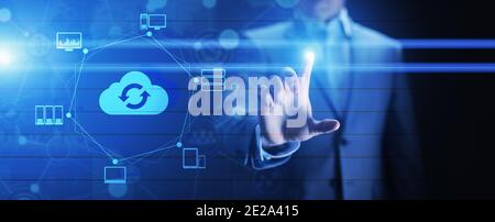 Cloud-Technologie Computing und Datenspeicherung. Internet- und Netzwerkkonzept auf virtuellem Bildschirm Stockfoto