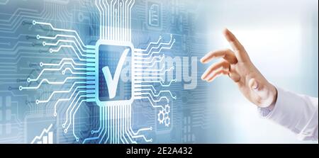 Qualitätssicherung Standard iso Business Technology industrielles Konzept. Geschäftsmann drückt die Taste Stockfoto